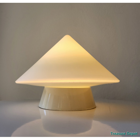 Cone shaped ceiling lamp